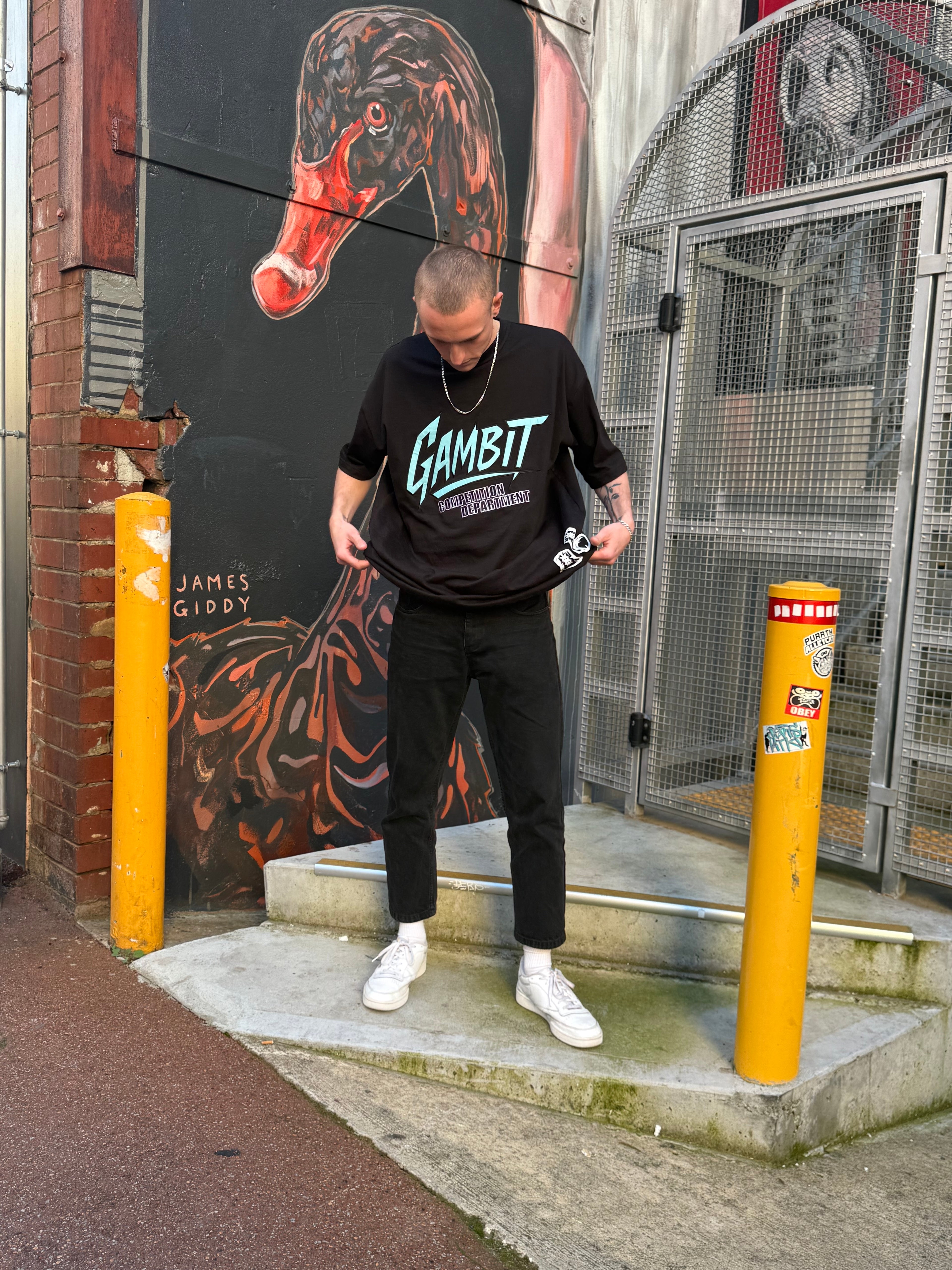 Black oversized Tee- Feeling Mint + comp dept.